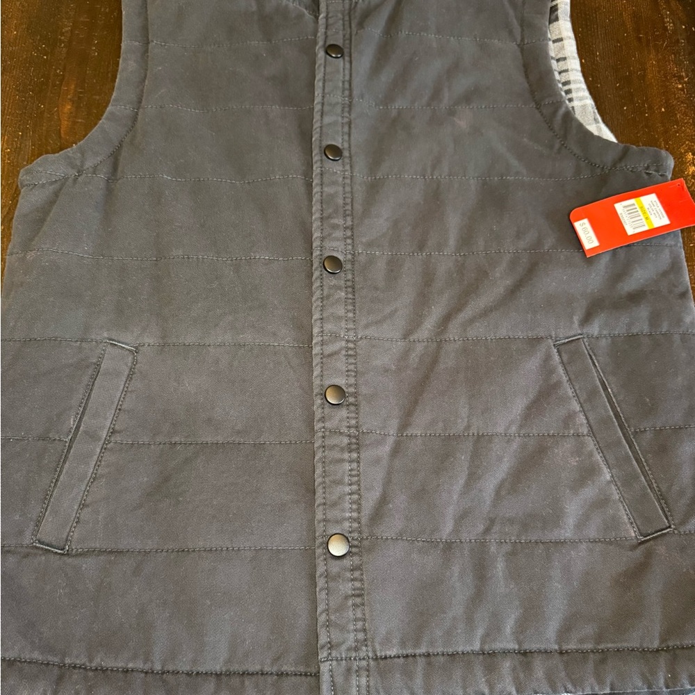“UnionBay Quilted Grey Vest – Men’s Medium with Plaid Accent Design”